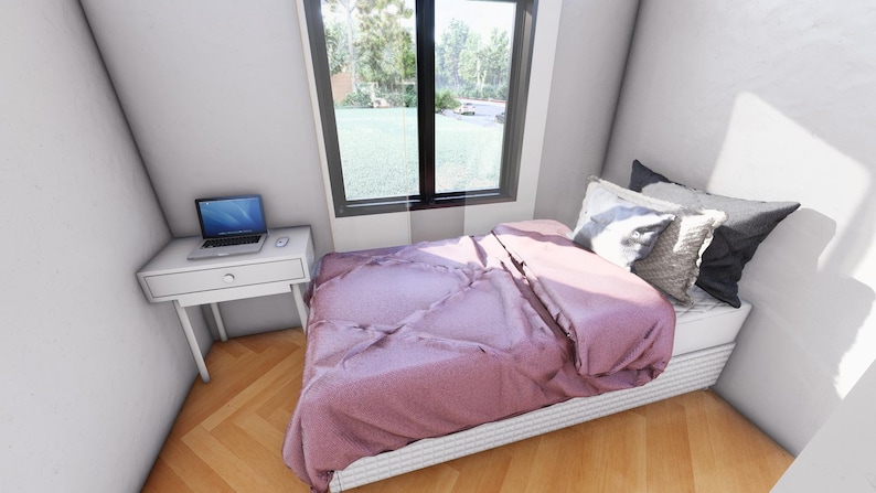 Puede incluir: Una escena de dormitorio con una cama cubierta con una colcha malva y almohadas. Tambi&eacute;n se ve un peque&ntilde;o escritorio blanco con una computadora port&aacute;til y una ventana con vistas a la vegetaci&oacute;n. La habitaci&oacute;n tiene piso de madera.