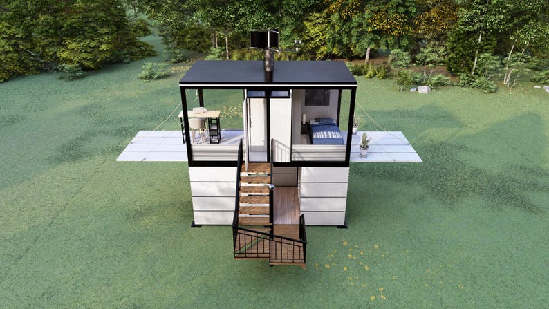 Op de afbeelding: Een modern, twee verdiepingen tellend tiny house met een zwart dak en witte gevelbekleding, gelegen op een grasveld. Het huis heeft een klein terras, trappen en grote ramen. Het interieur omvat een slaapkamer en een kleine kantoorruimte.