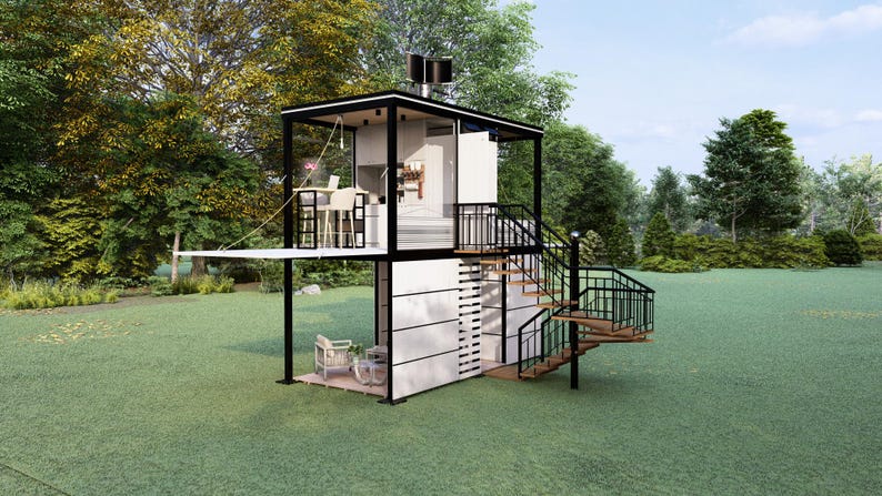 Op de afbeelding: Een moderne buitenstructuur met twee verdiepingen, met een zwart frame en witte panelen. Het beschikt over een keuken, barkrukken en een wenteltrap. De structuur staat op een groen gazon met bomen op de achtergrond.