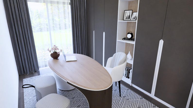 Op de afbeelding: Een moderne thuiskantoor met een ovale bureau van licht hout, een witte stoel en een ingebouwde boekenkast. De kamer heeft grijze gordijnen, een patroonkleed en een raam met uitzicht op groen. Een laptop en een vaas met bloemen staan op het bureau.