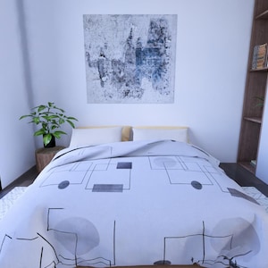 Peut inclure: Chambre moderne avec lit recouvert d'une couette blanche &agrave; motifs g&eacute;om&eacute;triques. Une grande fen&ecirc;tre &agrave; encadrement noir est &agrave; gauche. Une peinture est accroch&eacute;e au-dessus du lit et une petite plante est sur une table en bois.