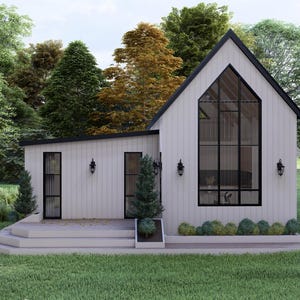 K&ouml;nnte beinhalten: Ein modernes, wei&szlig;es Haus mit schwarzem Dach und gro&szlig;en, bogenf&ouml;rmigen Fenstern. Das Haus hat eine kleine Terrasse und ist von &uuml;ppigem gr&uuml;nen Gras und B&auml;umen umgeben. Schwarze Wandleuchten sind an den Au&szlig;enw&auml;nden angebracht.