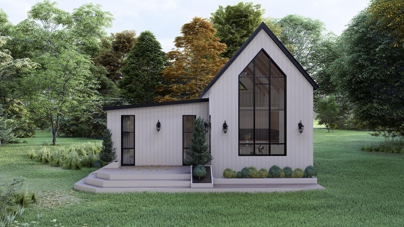 K&ouml;nnte beinhalten: Ein modernes, wei&szlig;es Haus mit schwarzem Dach und gro&szlig;en, bogenf&ouml;rmigen Fenstern. Das Haus hat eine kleine Terrasse und ist von &uuml;ppigem gr&uuml;nen Gras und B&auml;umen umgeben. Schwarze Wandleuchten sind an den Au&szlig;enw&auml;nden angebracht.