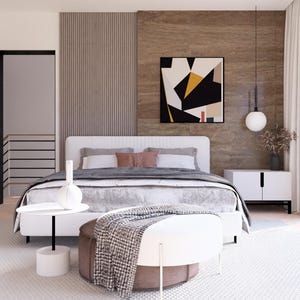 Op de afbeelding: Een moderne slaapkamer met een wit bed, bijzettafels en een poef met patroon. De kamer heeft een groot raam, zwarte deuren en een geometrisch kunstwerk. Het kleurenpalet omvat wit, bruin en zwart.