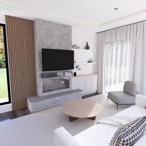 Op de afbeelding: Moderne woonkamer met een witte bank, grijze fauteuil en een ronde houten salontafel. De kamer heeft een open haard met een aan de muur gemonteerde tv, een groot raam en een neutraal kleurenpalet.
