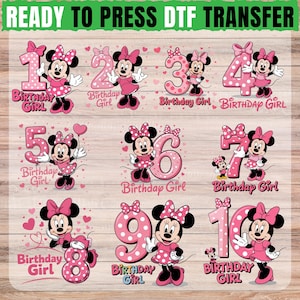 Könnte beinhalten: Ein Bogen mit druckfertigen DTF-Transfers mit Minnie Mouse-Designs für Geburtstage. Jedes Design enthält eine Zahl von 1 bis 10, Minnie Mouse und die Worte "Birthday Girl" in Pink und Rot. Der Hintergrund ist Holzmaserung.