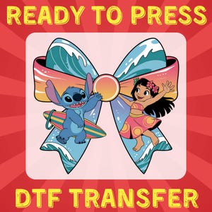 Stitch Coquette DTF, Lilo i Stitch Surf Bow DTF Transfer, Koszulka z postaciami z kreskówek Png Design, Dzikie motywy Disney Dziecięca koszulka Prasa termiczna