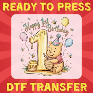 Peut inclure: Un motif de transfert DTF rose et blanc représentant Winnie l'ourson avec un pot de miel, un numéro un en miel qui coule et le texte "Happy 1st Birthday".
