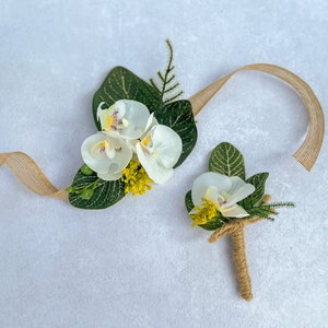White Orchid Bridesmaids Corsage, Beach Theme Bridal Wrist Corsage, Prom Corsage, White Buttonhole for groomsmen, Beach Wedding Boutonnière