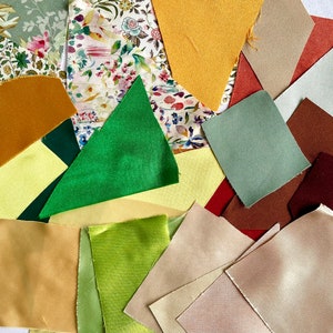 Puede incluir: Surtido de muestras de tela en varios colores y patrones, incluyendo verde, amarillo, marrón y beige. Las telas están dispuestas en un patrón aleatorio sobre una superficie blanca.