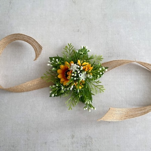 Boutonnière rustique de tournesol, petit corsage de poignet de tournesol, boutonnière pour le marié et les garçons d'honneur, boutonnière pour le bal, corsage de mariage Wrist Corsage