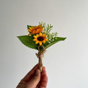 Boutonnière rustique de tournesol, petit corsage de poignet de tournesol, boutonnière pour le marié et les garçons d'honneur, boutonnière pour le bal, corsage de mariage Boutonnière