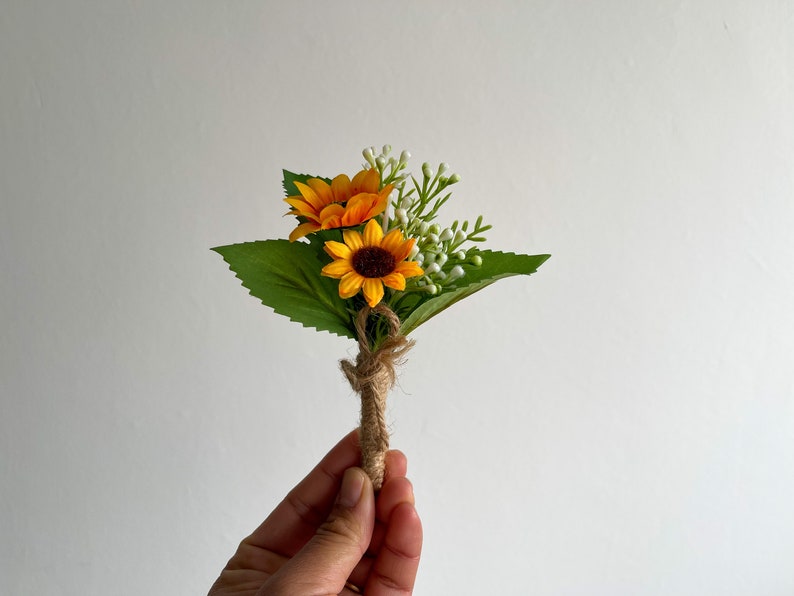 Boutonnière rustique de tournesol, petit corsage de poignet de tournesol, boutonnière pour le marié et les garçons d'honneur, boutonnière pour le bal, corsage de mariage Boutonnière