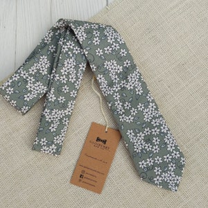 Sage Green Floral Necktie, Mens Neck tie and Pocket Square, Floral Sage Tie for Groom and Groomsmen, Spring Wedding Tie