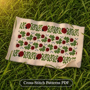 Patrón de punto de cruz de mariquita roja en PDF — Diseño de bordado de trébol verde — Patrón de borde infantil enmarcado