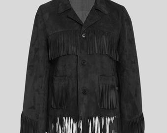 Puede incluir: Chaqueta de ante negra con flecos. La chaqueta tiene un cuello clásico, dos bolsillos delanteros y cierres de botones. Los flecos están en el pecho, los bolsillos y las mangas. Una prenda de vestir elegante.