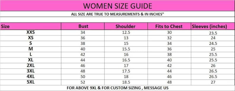 K&ouml;nnte beinhalten: Eine Gr&ouml;&szlig;entabelle mit einer rosa Kopfzeile mit der Aufschrift WOMEN SIZE GUIDE. Die Tabelle listet Gr&ouml;&szlig;en von XXS bis 5XL mit Ma&szlig;en in Zoll f&uuml;r Brust, Schulter, Passform und &Auml;rmel auf. Der Text am unteren Rand lautet FOR ABOVE 9XL & FOR CUSTOM SIZING, MESSAGE US.