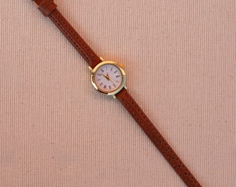 Zierliche Cocktailuhr im Vintage-Stil | Minimalistische Damenuhr | Zierliche Armbanduhr | Retro-Uhr aus braunem veganem Leder | Braune Uhr für Sie