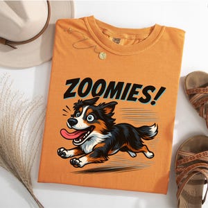 Camiseta divertida de perro australiano Zoomies, camiseta de pastor australiano corriendo, regalo de perro pastor increíblemente rápido, camiseta de mamá de perro enérgica, cachorro de dibujos animados corriendo