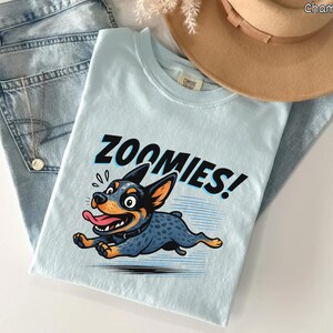 Camiseta Zoomies de Pastor Ganadero Australiano, divertida camiseta de Heeler corriendo, regalo para amantes de los perros Blue Heeler, camiseta de dibujos animados de cachorro Zoomie, camiseta humorística de razas de perros