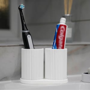 Gerippter Doppel-Zahnbürstenhalter - moderner Badezimmer-Organizer
