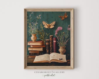 Può includere: Stampa incorniciata con una natura morta di libri, fiori e farfalle. Il libro aperto è in primo piano, con una pila di libri e vasi di fiori dietro. Due farfalle sono visibili, su uno sfondo verde scuro.