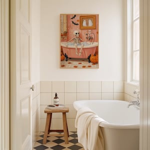 K&ouml;nnte beinhalten: Ein gerahmtes Halloween-Kunstwerk zeigt ein Skelett, das sich in einer rosa Badewanne mit Blasen entspannt. K&uuml;rbisse und Herbstbl&auml;tter umgeben die Wanne. Flederm&auml;use und Geisterkunst h&auml;ngen &uuml;ber der Wanne. Das Kunstwerk befindet sich in einem Badezimmer.