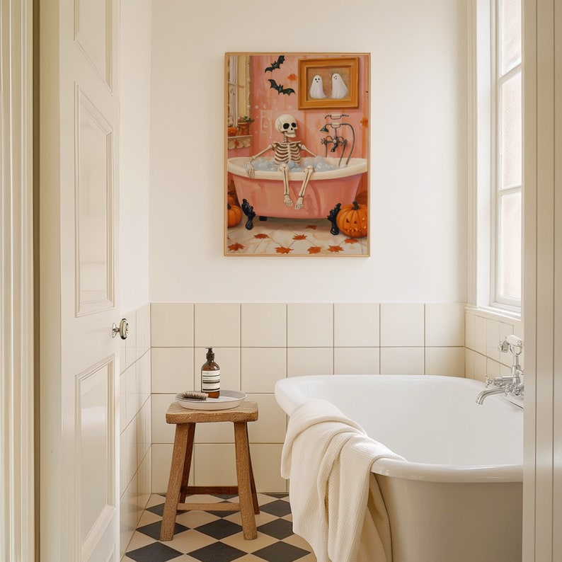 K&ouml;nnte beinhalten: Ein gerahmtes Halloween-Kunstwerk zeigt ein Skelett, das sich in einer rosa Badewanne mit Blasen entspannt. K&uuml;rbisse und Herbstbl&auml;tter umgeben die Wanne. Flederm&auml;use und Geisterkunst h&auml;ngen &uuml;ber der Wanne. Das Kunstwerk befindet sich in einem Badezimmer.