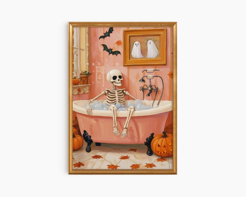 K&ouml;nnte beinhalten: Ein gerahmter Halloween-Print zeigt ein Skelett, das sich in einer rosa Badewanne mit Blasen entspannt. Das Badezimmer ist mit K&uuml;rbissen, Flederm&auml;usen und einem gerahmten Bild von zwei Geistern dekoriert. Das Kunstwerk hat einen goldenen Rahmen.