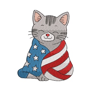 Può includere: Un gatto grigio con gli occhi chiusi è avvolto in una bandiera americana. Il gatto è seduto con le zampe ripiegate sotto il corpo.