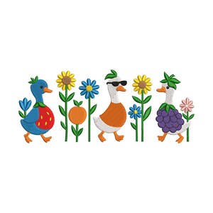 Può includere: Disegno ricamato di quattro anatre con diversi accenti di frutta e fiori. Le anatre sono blu, bianche e arancioni con occhiali da sole neri. I fiori sono gialli, blu e viola.