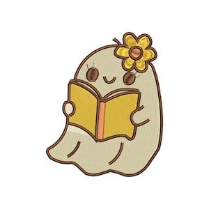 Puede incluir: Diseño bordado de un fantasma amigable leyendo un libro. El fantasma es beige con un contorno marrón y una flor amarilla en el pelo. El libro es amarillo con el lomo marrón. Un diseño lindo para ropa o accesorios.