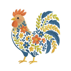 以下が含まれることがあります： 花柄の刺繍が施された雄鶏のデザイン。雄鶏はオレンジ、青、黄色の花で飾られています。鶏冠とくちばしはオレンジと黄色で、足は青、背景は白です。