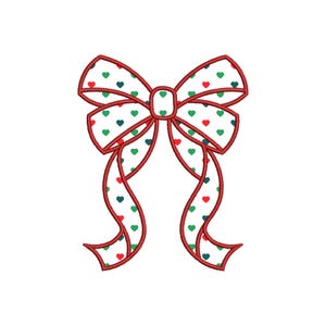 Puede incluir: Un lazo decorativo con fondo blanco y un patrón repetitivo de pequeños corazones rojos y verdes. El lazo está delineado con un grueso borde bordado en rojo, creando una forma definida con dos bucles y dos largas cintas que cuelgan.
