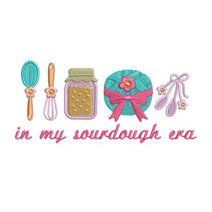 Puede incluir: Un diseño bordado con elementos de panadería. Incluye un batidor y una cuchara turquesa, un tarro de mermelada, una bola turquesa con un lazo rosa y tres cucharas. El texto "in my sourdough era" está escrito en rosa.