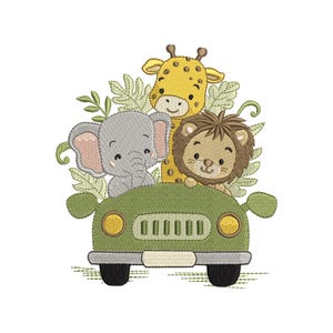 Può includere: Un'auto giocattolo verde con un elefante grigio, una giraffa gialla e un leone marrone che spuntano dalle finestre. L'auto è circondata da foglie verdi.