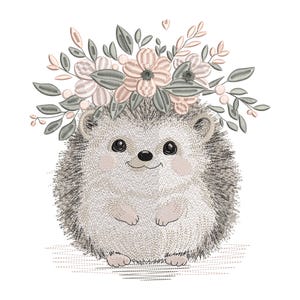 Könnte beinhalten: Gestickte Illustration eines lächelnden Igels mit einem Kranz aus rosa und grünen Blumen. Die weichen, neutralen Farben eignen sich für Kinderzimmerdekorationen oder Bastelarbeiten.