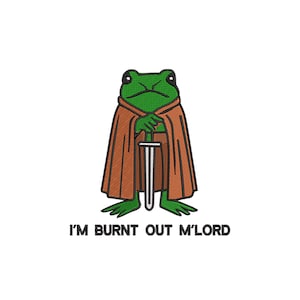 Può includere: Toppa ricamata raffigurante una rana verde con un mantello marrone e una spada. Il testo "I'M BURNT OUT M'LORD" è sotto. Il disegno è su sfondo bianco.