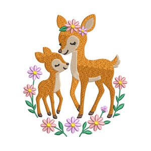 Puede incluir: Diseño bordado con dos ciervos, uno adulto y un cervatillo, de pie juntos. El ciervo adulto lleva una corona de flores. Los ciervos están rodeados por una corona de flores rosas y moradas con hojas verdes. El diseño está sobre un fondo blanco.