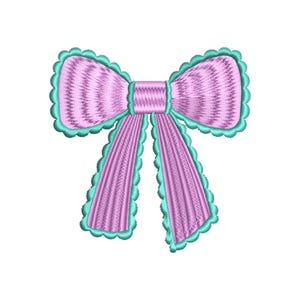 Könnte beinhalten: Eine detaillierte gestickte Schleife in Lavendel- und Türkistönen. Die Schleife hat einen gewellten Rand und vertikale Nähte, die ein strukturiertes Aussehen erzeugen. Das Design ist auf einem weißen Hintergrund zentriert.