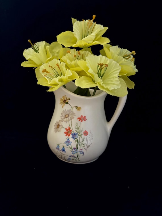 クリーム色の陶器製ピッチャー型花器 クリーム色の陶器製ピッチャー型花器 【公式通販】