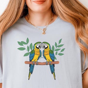 Camiseta de guacamayo azul y dorado, camiseta de guacamayo para mujer, camiseta de vida silvestre, loro colorido, regalo divertido para amantes de los loros, camisetas de regalo para hombres y mujeres