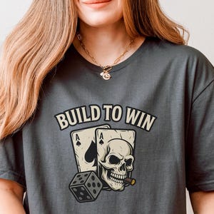 T-shirt dés et cartes à jouer tête de mort - T-shirt sur le thème des jeux d'argent - Design de cartes à jouer - T-shirt à construire pour gagner - Poker, cadeau pour amateur de casino.