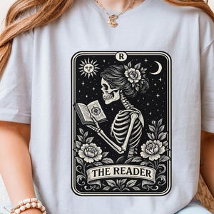 Shirt voor liefhebbers van lezen – shirt voor boekenliefhebbers – shirt met tarotkaart van de lezer – leesshirt met skelet – perfect cadeau voor lezers en boekenfans