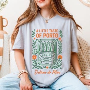 Sardine Shirt – Tinned Fish Shirt – Mediterranean Summer – Vintage Sardine Shirt – Ocean-Inspired Style – Unique Gift for Sardine Lovers