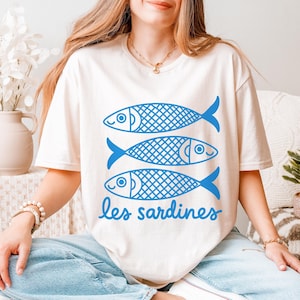 Sardine Shirt – Tinned Fish Shirt – Mediterranean Summer – Vintage Sardine Shirt – Ocean-Inspired Style – Unique Gift for Sardine Lovers