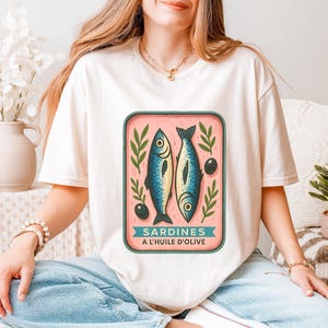 Sardine Shirt – Tinned Fish Shirt – Mediterranean Summer – Vintage Sardine Shirt – Ocean-Inspired Style – Unique Gift for Sardine Lovers