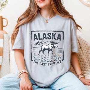 Moose Shirt – Moose Lover Gift Shirt – Wild Animal Shirt – Moose Sweatshirt – Rustic Nature Gift for Wildlife & Forest Fans