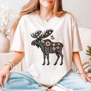 Moose Shirt – Moose Lover Gift Shirt – Wild Animal Shirt – Moose Sweatshirt – Rustic Nature Gift for Wildlife & Forest Fans