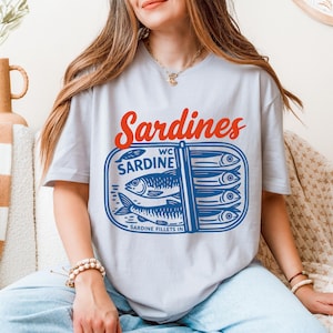 Sardine Shirt – Tinned Fish Shirt – Mediterranean Summer – Vintage Sardine Shirt – Ocean-Inspired Style – Unique Gift for Sardine Lovers